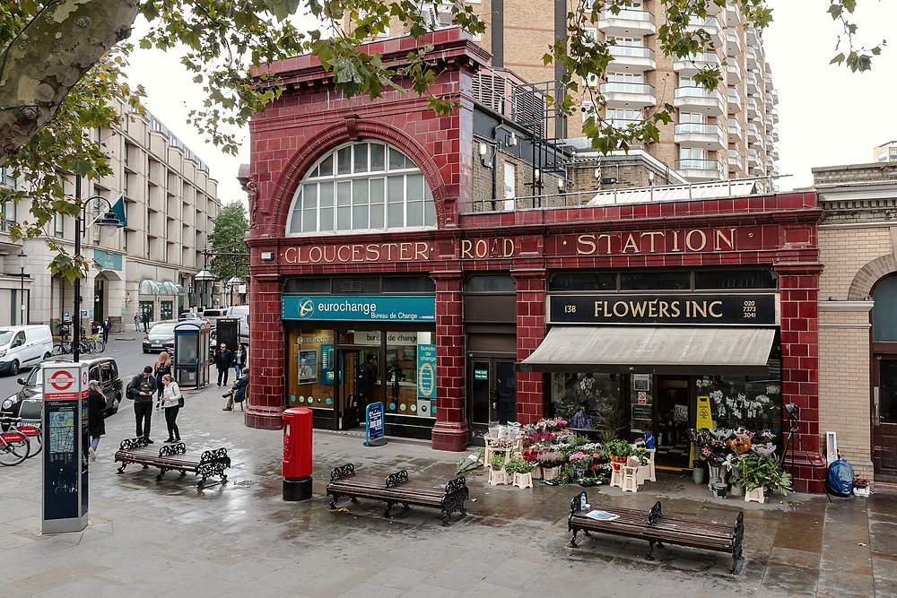 Stacja metra Gloucester Road, krótki spacer od Harrington Gardens (zdjęcie okolicy, nie budynku hotelu)
