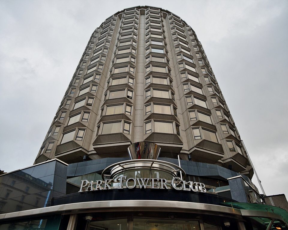The Park Tower w Knightsbridge z daszkiem wejścia do kasyna na poziomie ulicy