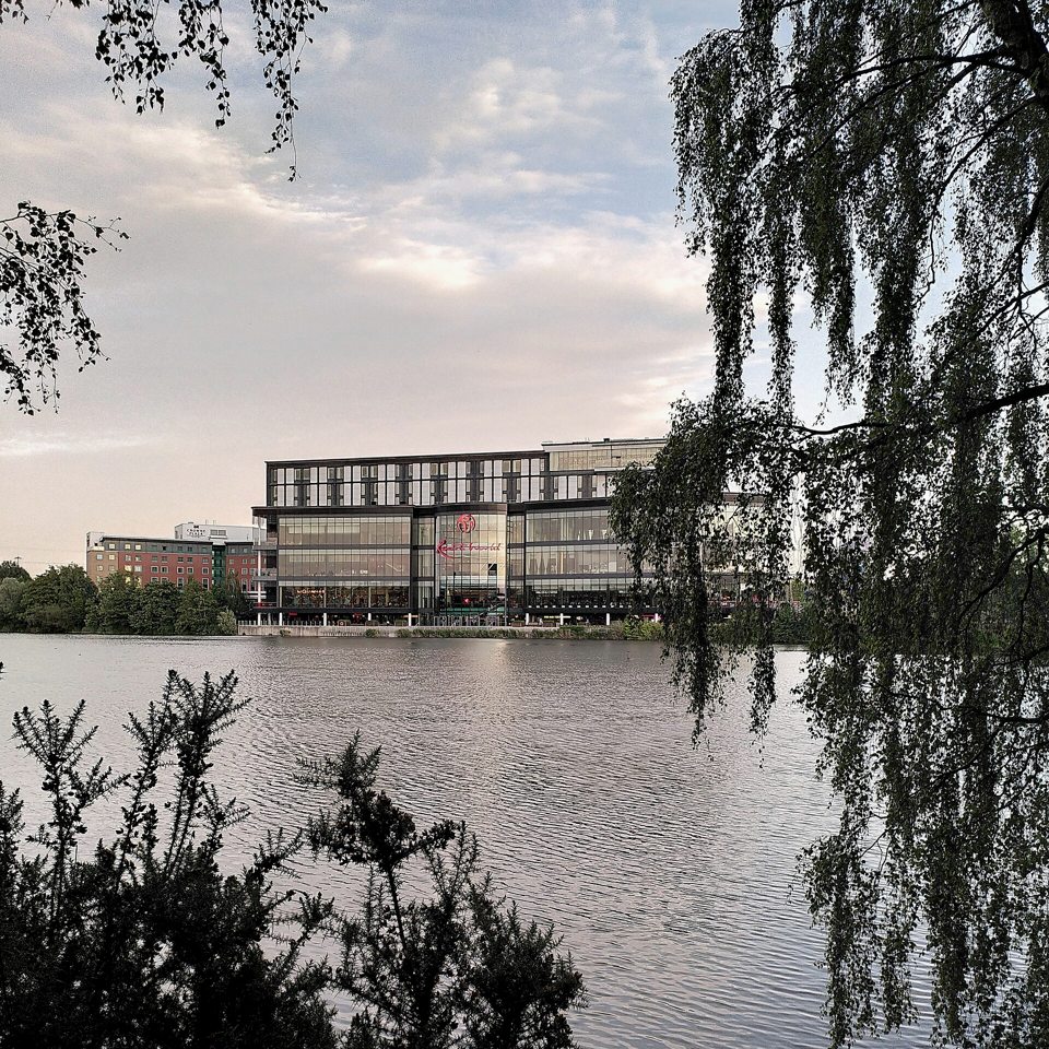 Resorts World Birmingham widziane przez jezioro Pendigo