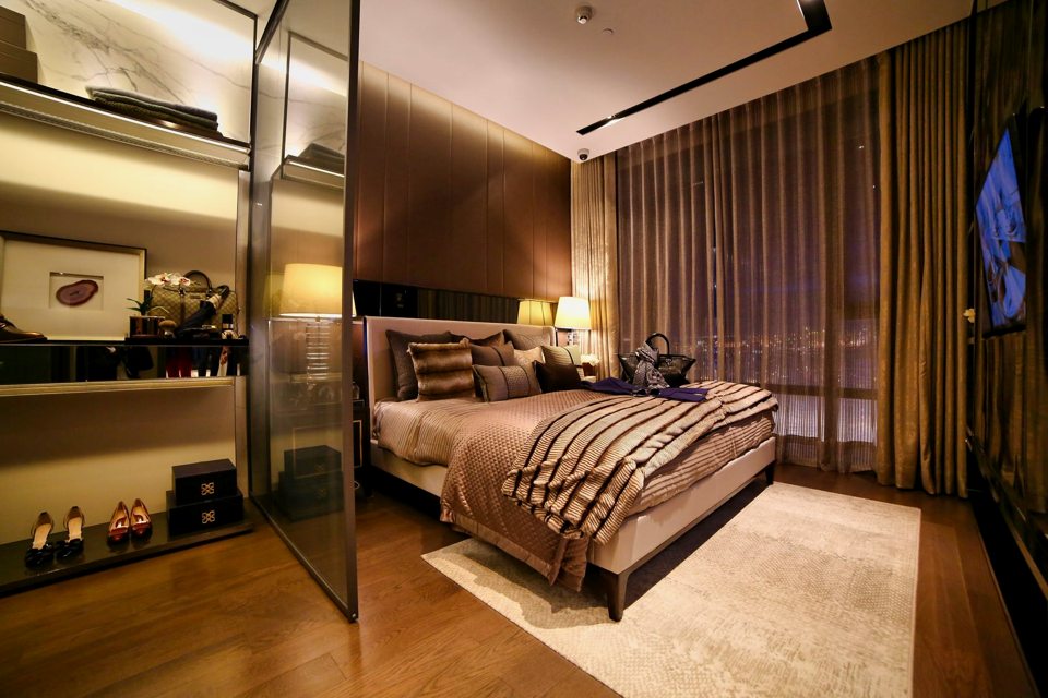 A contemporary hotel bedroom