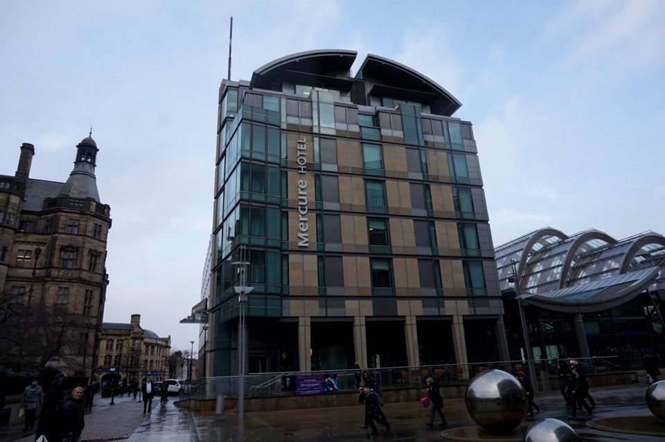Budynek hotelu przy Norfolk Street obok Winter Garden (sfotografowany jako Mercure; dziś voco Sheffield)