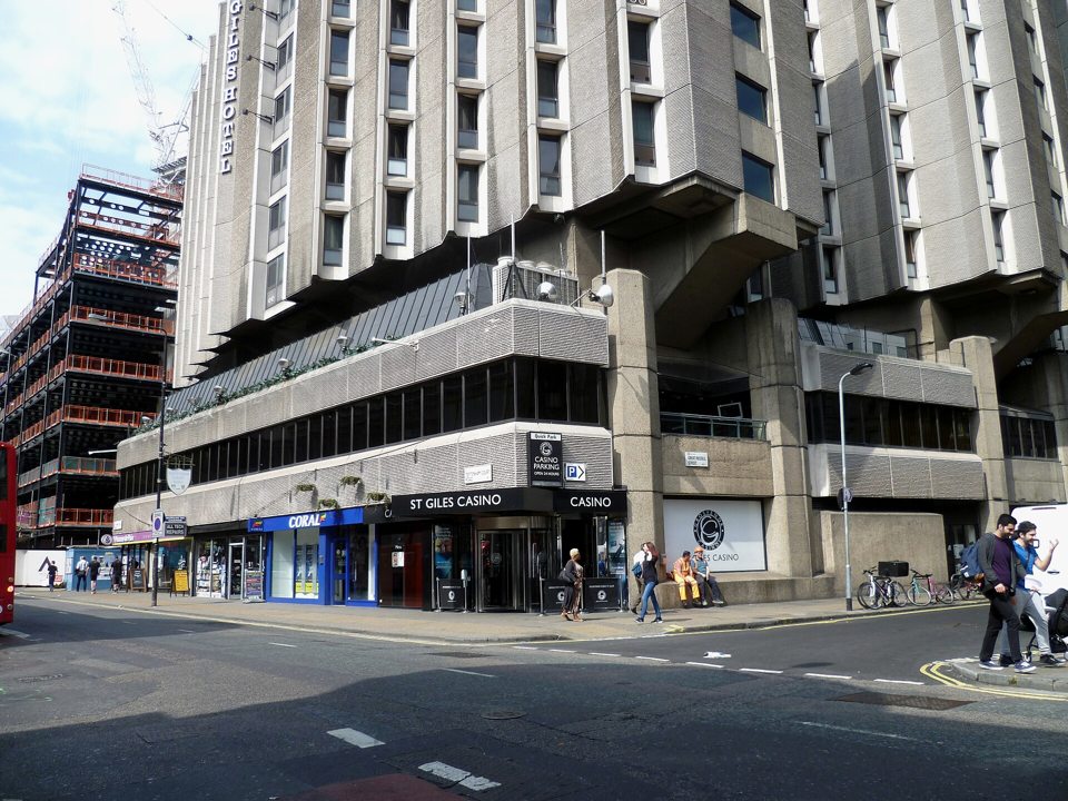 Budynek St Giles przy Tottenham Court Road z szyldem kasyna na poziomie ulicy