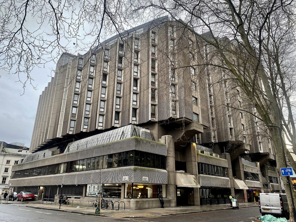 Budynek hotelu na rogu Adeline Place i Bedford Avenue (sfotografowany jako St Giles Hotel, styczeń 2024)